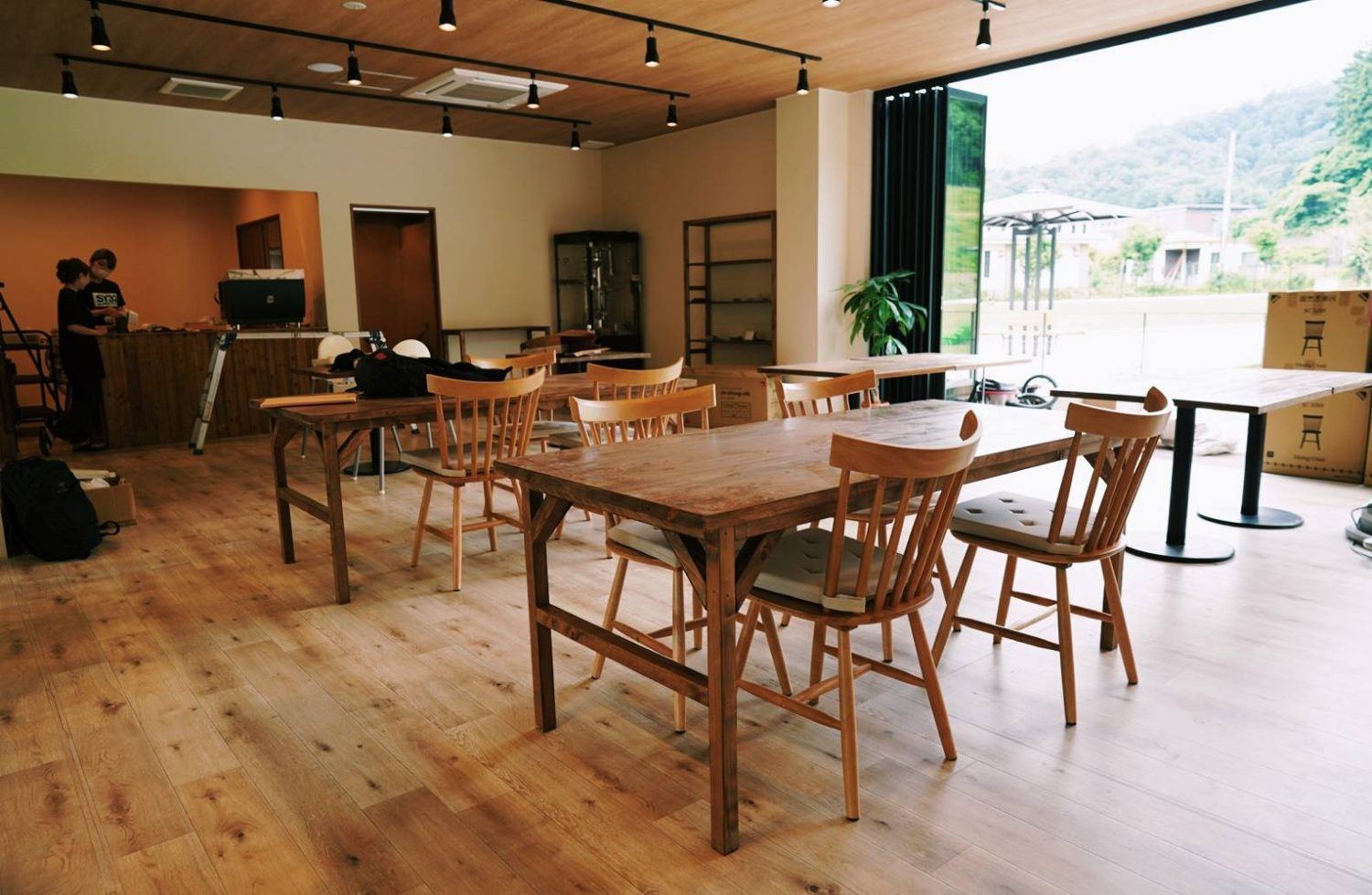 Tinymany Cafe&Dining の客席。木のテーブルと椅子